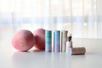 “桃の夢”をまとうスティックフレグランス——「YUME to MOMO」がつくる、新しい香りの文化