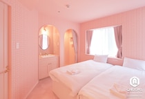 アクセブランドQ-pot.の世界感に浸れる、原宿の「Q-ROOMS.」で甘くとろける夢の宿泊体験を♡