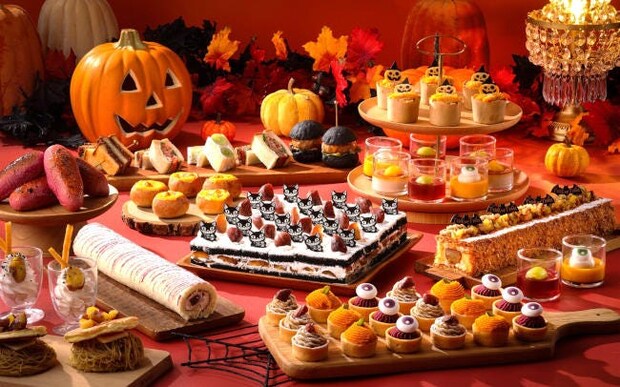 ホテルニューオータニ幕張のハロウィンスイーツビュッフェ。目の前で仕上げる「生搾りアイスモンブランのパンケーキ仕立て」など