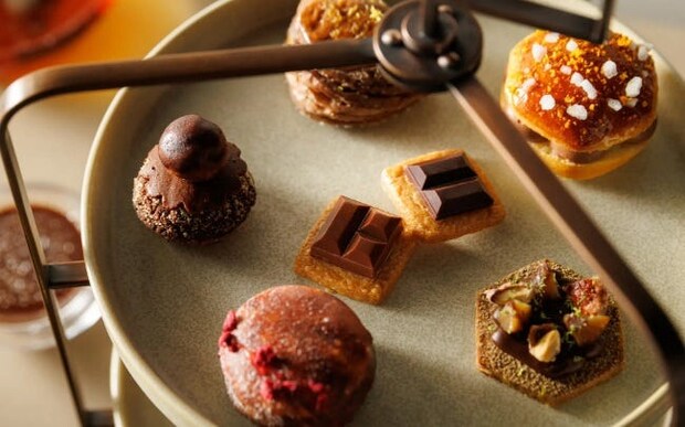 チョコレート専門店のアフタヌーンティー5選。上質なチョコレートと秋の味覚を贅沢に楽しむスイーツ&セイボリーがずらり