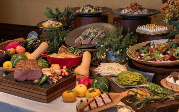 マンダリン オリエンタル 東京でビュッフェ「日本の秋の味覚を味わう四国フェア」開催。できたてのうどんやがぼちゃのスイーツも