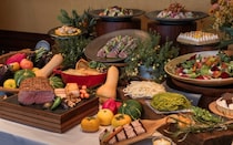 マンダリン オリエンタル 東京でビュッフェ「日本の秋の味覚を味わう四国フェア」開催。できたてのうどんやがぼちゃのスイーツも