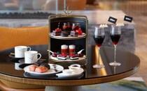 ウェスティンホテル横浜にENHYPENとのコラボアフタヌーンティーが登場。ヴァンパイアをコンセプトに深紅と漆黒のメニューが並ぶ