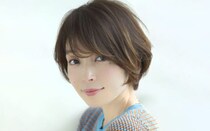 2025年秋のトレンドの「オリーブグレージュ」で外国人風の透明感を