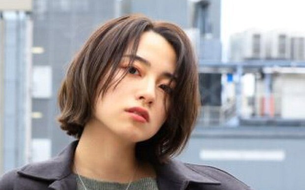 2025年秋のトレンドの「モカブラウン」で温かみとツヤ感を