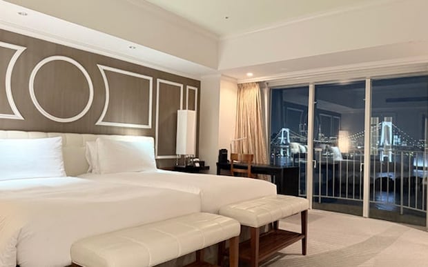 圧巻の夜景が広がる屋外ジェットバスに感動!記念日にふさわしい「ヒルトン東京お台場」のデラックステラススイート