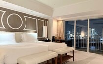 圧巻の夜景が広がる屋外ジェットバスに感動！記念日にふさわしい「ヒルトン東京お台場」のデラックステラススイート
