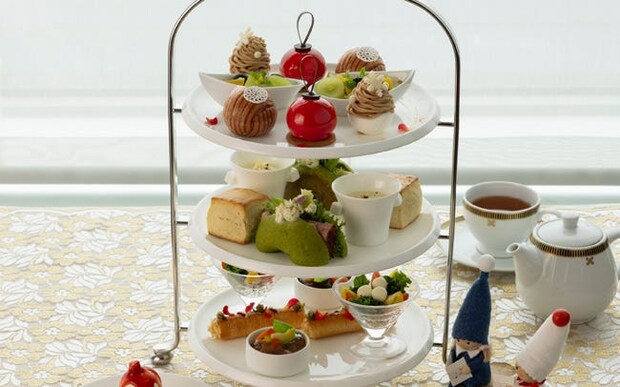 帝国ホテル 東京の「Holiday Afternoon Tea“LUXE”」。オーナメントモチーフなど、ホリデーシーズンを彩るアフタヌーンティー
