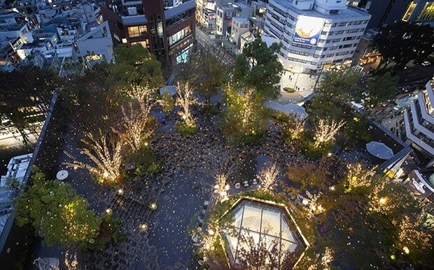 東急プラザ表参道「オモカド」の屋上テラスで「OMOHARA Christmas illumination」。今年はネイキッドによる光の演出も