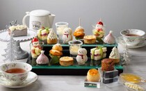 シェラトン都ホテル東京の「クリスマスアフタヌーンティー」。ツリーのタルトやサンタ帽のムースなど、愛らしいスイーツが勢揃い