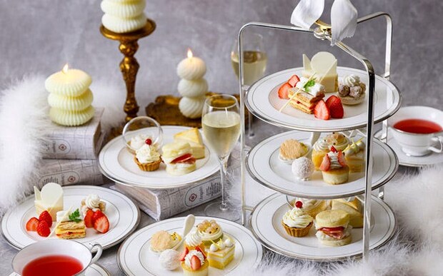 グランドニッコー東京 台場の「ホワイトアフタヌーンティーセット」。冬の訪れを感じさせる雪景色のようなスイーツにうっとり