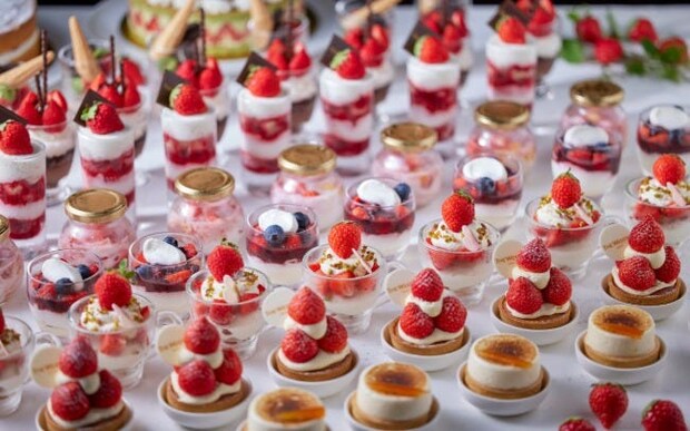 ウェスティンホテル東京「ストロベリーデザートブッフェ」。約20種類もの独創的ないちごデザートの数々が4カ月の期間中楽しめる