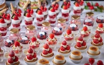 ウェスティンホテル東京「ストロベリーデザートブッフェ」。約20種類もの独創的ないちごデザートの数々が4カ月の期間中楽しめる