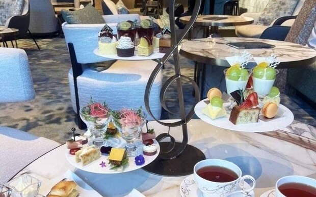 名古屋観光ホテル「オータムアフタヌーンティー」を体験。生演奏が流れるラウンジで、秋の恵みを満喫