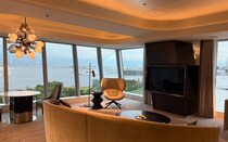 開放的なオーシャンビューが広がる「ザ・カハラ・ホテル＆リゾート 横浜」のザ・カハラ スイート キングで感動の記念日ステイ