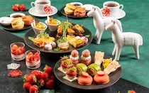 グランド ハイアット 東京「ストロベリー＆宇治抹茶 ニューイヤー アフタヌーンティー」。干支をモチーフにした「午もなか」など