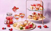 sequence KYOTO GOJO（シークエンス京都五条）の「ベリー ベリー アフタヌーンティー」。いちごや抹茶を使ったスイーツを堪能