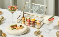 W大阪の「フェスティブアフタヌーンティー」。きらめくクリスマス、雪景色の静かな冬の森をテーマにした美しいスイーツの数々