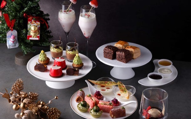 ウェスティンホテル横浜「クリスマス アフタヌーンティー with リンツチョコレート」。サンタやツリーなど、華やかなスイーツも