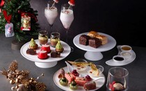 ウェスティンホテル横浜「クリスマス アフタヌーンティー with リンツチョコレート」。サンタやツリーなど、華やかなスイーツも