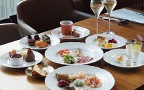 青山のホテルで、週末限定のおしゃれなイタリアンランチビュッフェ！高層階で、擦りたて生ハムやローストビーフ、選べるメインを