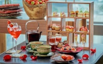 アンダーズ 東京の「ストロベリーアフタヌーンティー」。ショートケーキやタルトなど、旬のいちごを主役にしたスイーツが勢揃い