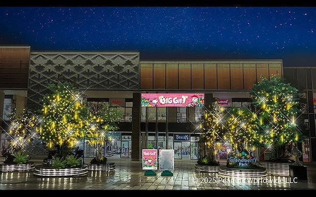 グランベリーパークのクリスマスイベント『“SNOOPY CHRISTMAS 「BIG GIFT」“』。巨大リボンを飾ったツリーやイルミも