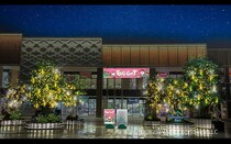 グランベリーパークのクリスマスイベント『“SNOOPY CHRISTMAS 「BIG GIFT」“』。巨大リボンを飾ったツリーやイルミも