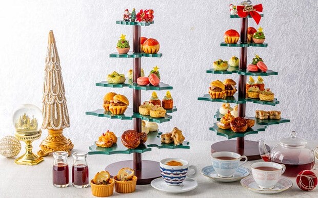 ヒルトン東京の「クリスマス プティ・ブーランジェリー」。ツリー型スタンドに、オーナメントのように華やかなパンがずらり