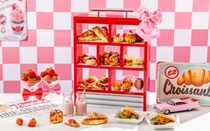 ヒルトン東京のアフタヌーンティー「ストロベリー プティ・ブーランジェリー」。10種ものパンに、フレッシュいちごやスイーツも
