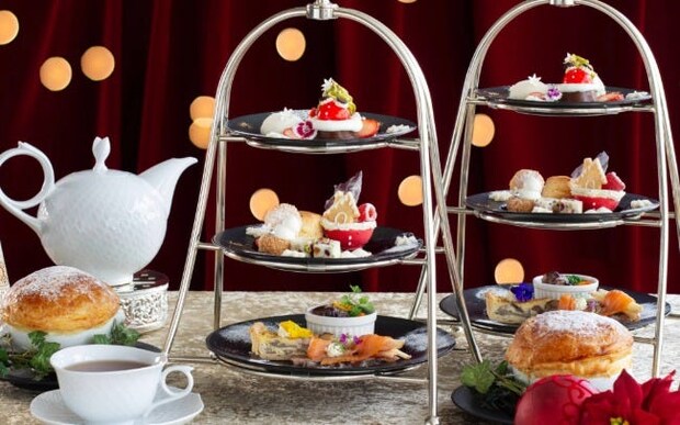 ウェスティンホテル大阪のクリスマスアフタヌーンティー。サンタクロースやトナカイなど、クリスマスムード高まるメニューの数々