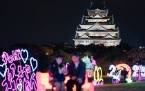 光と歴史が融合する壮大なイルミネーション「大阪城イルミナージュ2025」。フォトジェニックなたこ焼きイルミも
