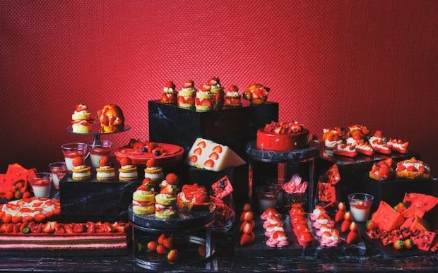 コンラッド大阪のストロベリースイーツビュッフェ。種類豊富ないちごデザートに、フルーツサンド作りが楽しめるDIYコーナーも