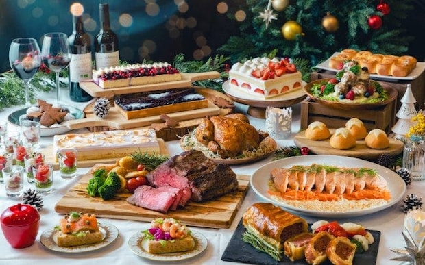 グランドプリンスホテル大阪ベイの「北欧クリスマスブッフェ」。ローストチキンなど、華やかな北欧料理＆クリスマス料理がずらり
