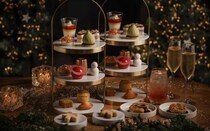 フォーシーズンズホテル東京大手町「フェスティブ アフタヌーンティー」。アップルタタンやジンジャーブレッド、パネトーネなど