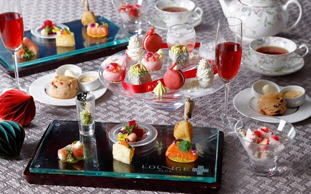 大阪マリオット都ホテルのクリスマスアフタヌーンティー。ミニサイズのローストチキンなど、クリスマス気分が高まるセイボリーも