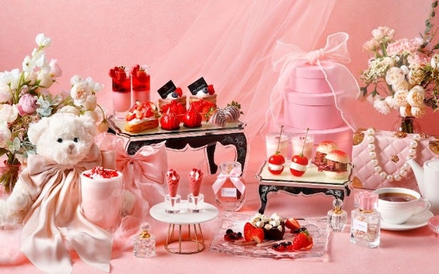 ザ ストリングス 表参道「ストロベリーブルーム アフタヌーンティー」。ピンクと赤にときめく、いちご尽くしのスイーツがずらり