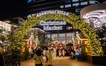 目の前で仕上げるできたてグルメや、クリスマス雑貨も！麻布台ヒルズの「麻布台ヒルズ クリスマスマーケット 2025」が開催