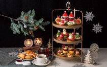 ローズホテル横浜のクリスマスアフタヌーンティー。サンタクロースやツリー、雪だるまなどを表現した愛らしいスイーツの数々