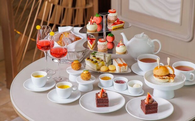 フォーシーズンズホテル丸の内 東京の「ストロベリー＆チョコレート アフタヌーンティー」。世界最高峰のチョコをスイーツで堪能