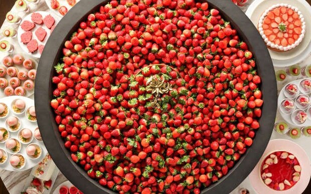 ウェスティンホテル横浜「恋するいちごビュッフェ ～It’s Strawesome！～」。国産のフレッシュいちご3種や、いちごスイーツなど