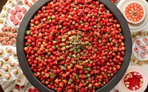 ウェスティンホテル横浜「恋するいちごビュッフェ ～It’s Strawesome！～」。国産のフレッシュいちご3種や、いちごスイーツなど