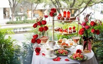 ザ ストリングス 表参道の「～Red Luxe～ ストロベリー＆ショコラ アフタヌーンティー」。リッチな味わいのスイーツが勢揃い