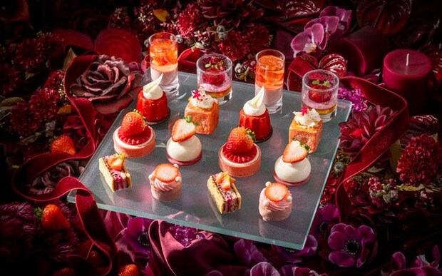 コンラッド東京「ストロベリー・リュクス　アフタヌーンティー」。タルトやカプレーゼなど、いちご尽くしのスイーツ＆セイボリー