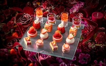 コンラッド東京「ストロベリー・リュクス　アフタヌーンティー」。タルトやカプレーゼなど、いちご尽くしのスイーツ＆セイボリー