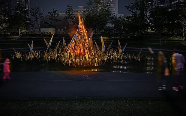 グラングリーン大阪のクリスマスイベント「GRAND GREEN HOLIDAY 2025」。篝火を模したモニュメントや透明ドームテントが登場