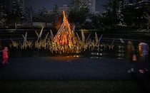 グラングリーン大阪のクリスマスイベント「GRAND GREEN HOLIDAY 2025」。篝火を模したモニュメントや透明ドームテントが登場