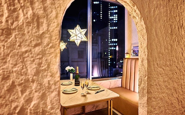 星がきらめくロマンティック空間へ。クリスマスは「個室ビストロ 星空サンシャインTokyo 池袋店」で、星空ディナーデート