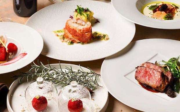 みなとみらい夜景を一望するロープウェイで空中散歩。「YOKOHAMA AIR CABIN」でイルミデート&パリ風のカフェ空間で美食ディナー