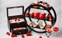 ザ・カハラ・ホテル＆リゾート 横浜の「Strawberry Afternoon Tea」。いちごの形のグラサージュムース、タルトやマカロンなど